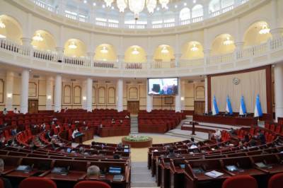 Депутаты предложили продлить время работы общепита, а также запретить невакцинированным посещать концерты и другие массовые мероприятия - podrobno.uz - Узбекистан - Ташкент