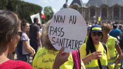 Митинги против вакцинации во Франции - ru.euronews.com - Франция - Сирия - Германия - Париж - Греция