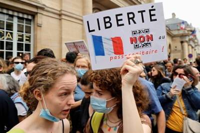 Во Франции полиция задержала протестующих против санитарных пропусков - lenta.ru - Франция