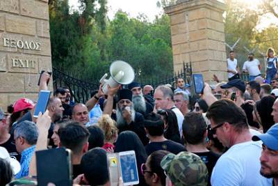 Жители Кипра устроили беспорядки из-за новых коронавирусных мер - lenta.ru - Кипр