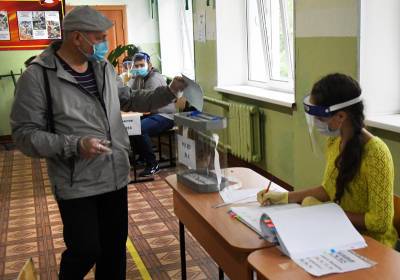 На избирательных участках запретили рукопожатия и еду - tvc.ru