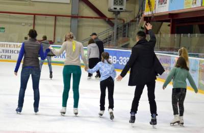"Кристалл" зовет кататься на коньках - sakhalin.info