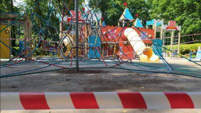 Смольный объяснил изоленту вокруг детских площадок в Красном Селе - dp.ru - Санкт-Петербург