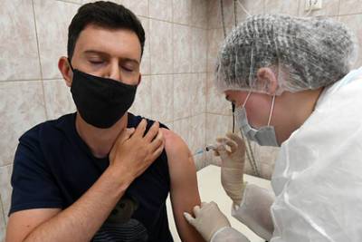Дмитрий Лиознов - Россиянам объяснили необходимость носить маску после вакцинации - lenta.ru - Россия