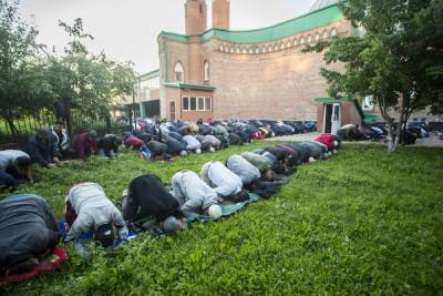 Тысячи мусульман собрались в мечетях Новосибирска на праздник Курбан-байрам - novos.mk.ru - Новосибирск
