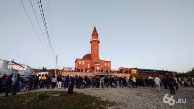 В Екатеринбурге десятки мусульман собрались на Курбан-байрам, несмотря на пандемию - znak.com - Екатеринбург