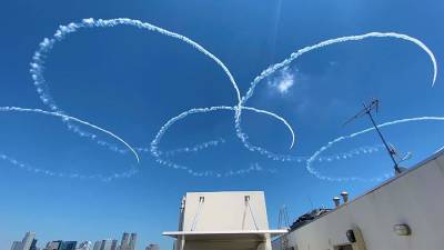 Реактивные самолеты нарисовали в небе над Токио олимпийские кольца - iz.ru - Япония - Израиль - Токио - Пресс-Служба