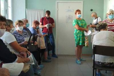 Очередь на вакцинацию от коронавируса выстроилась в Калининском районе Новосибирска - novos.mk.ru - Новосибирск