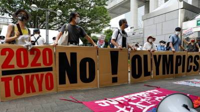 Рядом с Национальным стадионом в Токио проходит акция протеста против ОИ - russian.rt.com - Токио