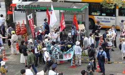 Во время открытия Олимпиады в Токио толпы протестующих собрались у стадиона - fedpress.ru - Япония - Токио