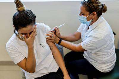 Европейских подростков начнут вакцинировать от COVID-19 еще одним препаратом - lenta.ru - Евросоюз