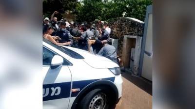 Нафтали Беннет - Побоище на митинге антипрививочников у дома Беннета, произведены аресты - vesty.co.il - Израиль