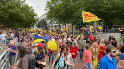 В Амстердаме тысячи людей вышли на протест против карантина - ru.slovoidilo.ua - Украина - Амстердам