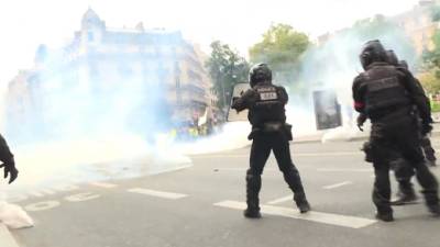 Полиция Парижа применила слезоточивый газ на манифестации против санитарных пропусков - piter.tv - Франция - Париж - с. Видео