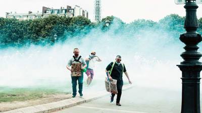 Полиция Парижа применила газ на протестах против санитарных пропусков - iz.ru - Франция - Париж - Израиль