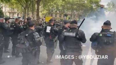 Парижские беспорядки приправили слезоточивым газом - vesti.ru - Париж