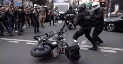 Во Франции протестующие против обязательной вакцинации от COVID-19 подрались с полицией (видео) - focus.ua - Франция - Украина - Париж