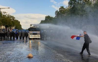 В Париже противники санитарных пропусков подрались с полицией - korrespondent.net - Франция - Украина - Париж