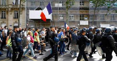 Во Франции демонстранты подрались с полицией на акции против "паспортов здоровья" (ФОТО, ВИДЕО) - dsnews.ua - Франция - Париж