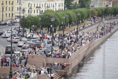 Петербуржцы заполонили набережные, чтобы посмотреть Главный военно-морской парад - spb.mk.ru