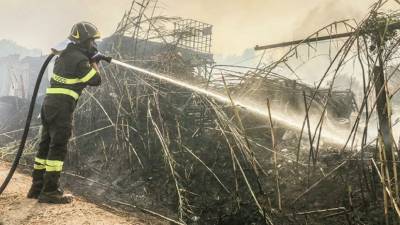 Около 400 человек эвакуировали из-за пожаров на Сардинии - russian.rt.com