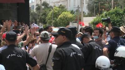 Правительственная армия Туниса заняла ключевые объекты в столице - vesti.ru - Россия - Тунис - Тунисская Республика
