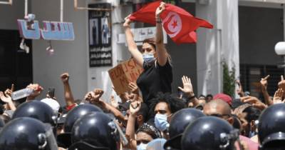 Бросались камнями, жгли и штурмовали здания: в Тунисе начались беспорядки из-за COVID-19 (видео) - focus.ua - Украина - Тунис - Тунисская Республика