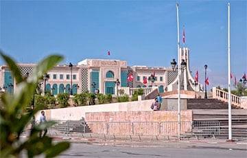 Саид Каис - Военная техника прибыла к зданию парламента Туниса и окружила его - charter97.org - Белоруссия - Тунис