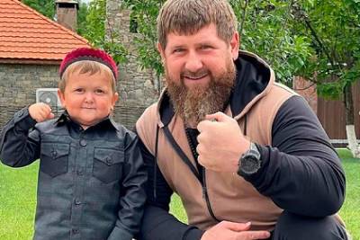 Рамзан Кадыров - Кадыров показал блогера-карлика Хасбика со штангой - lenta.ru - республика Чечня