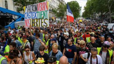 Закон о санпропусках принят во Франции вопреки протестам - mir24.tv - Франция