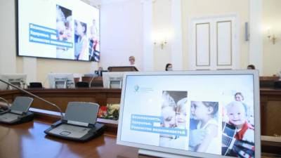 Власти Петербурга выделят 25 млрд рублей на социальные выплаты семьям с детьми - piter.tv - Санкт-Петербург