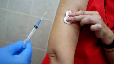 В ЕС от COVID-19 привиты хотя бы одной дозой вакцины 70% взрослых - russian.rt.com - Евросоюз - деревня Ляйен Заявила