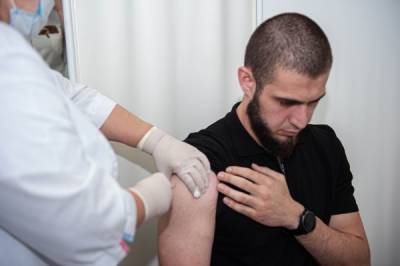 Эльхан Сулейманов - В Чечне заявили о вакцинировании 100% взрослого населения - govoritmoskva.ru - Россия - республика Чечня