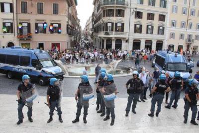 Несколько сотен жителей Рима вышли на акцию протеста против санитарных пропусков - argumenti.ru - Италия - Рима