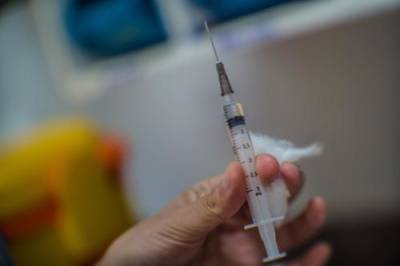 В AstraZeneca сообщили о повышенной вероятности образования тромбов после первой дозы вакцины - argumenti.ru - Англия