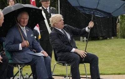 Борис Джонсон - принц Чарльз - Видео дня: Борис Джонсон "сражается" с зонтиком на встрече с принцем Чарльзом - skuke.net - Англия