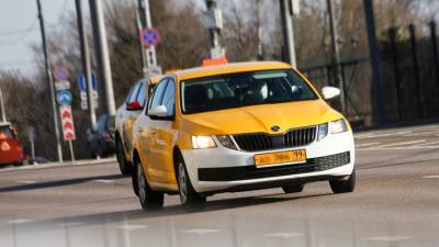 Агрегаторы такси в Подмосковье начали отстранять от работы водителей без QR-кода - vm.ru - Московская обл.