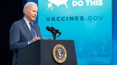 Джон Байден - Джо Байден - Байден предложил выплачивать американцам по 100 долларов за вакцинацию от COVID-19 - vm.ru - Сша