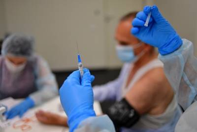 Минздрав оценил уровень защиты вакцины от заражения коронавирусом - lenta.ru - Россия
