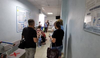 Тюменцы жалуются на очереди на вакцинацию в поликлинике № 8 - nashgorod.ru