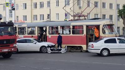 У Макаровского моста иномарка врезалась в трамвай (ФОТО) - newdaynews.ru - Екатеринбург