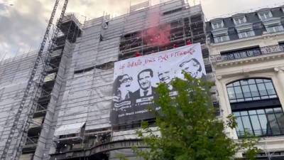 В Париже активисты закрасили витрины универмага и повесили баннер - vesti.ru - Париж