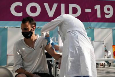Ринат Максютов - В «Векторе» назвали долю заболевших COVID-19 после вакцинации «ЭпиВакКороной» - lenta.ru - Россия