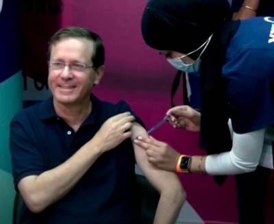 Нафтали Беннет - Ицхак Герцог - Президент Израиля одним из первых получил третью инъекцию вакцины Pfizer - unn.com.ua - Украина - Сша - Киев - Израиль - Jerusalem
