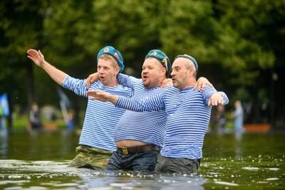 В Петербурге пригрозили отключить фонтаны в День ВДВ - lenta.ru - Санкт-Петербург