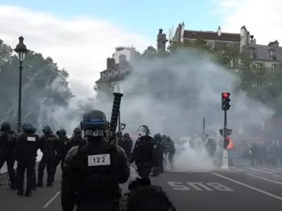 В столице Франции протестующих против ковид-паспортов разогнали слезоточивым газом (видео) - rosbalt.ru - Франция - Париж