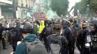 В Париже полиция применила слезоточивый газ и водометы для разгона участников акции против санитарных паспортов - 1tv.ru - Франция - Париж