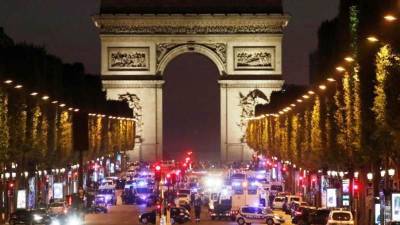 Во Франции около 200 000 человек протестовали против ограничений связанных с Covid-19 - newdaynews.ru - Франция - Париж