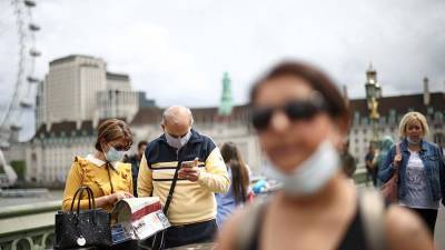 Роберт Дженрик - В Великобритании анонсировали отмену обязательного ношения масок - iz.ru - Англия - Израиль