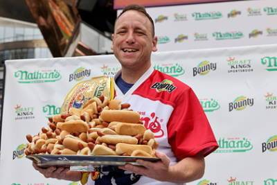 Мужчина установил мировой рекорд по поеданию хот-догов - lenta.ru - Нью-Йорк